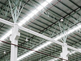 LED-Hallenlampen in einer Industriehalle