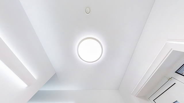 LED-Wandlampe von Noxion an der Decke
