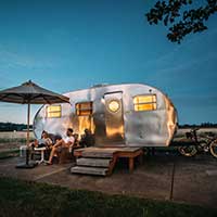 coppia di fronte ad un camper nella notte