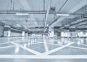 LED-Deckenleuchten in einer Tiefgarage