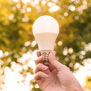 Hand hält eine LED-Lampe nach oben