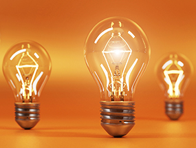 E27-Glühlampen vor einem orangenen Hintergrund