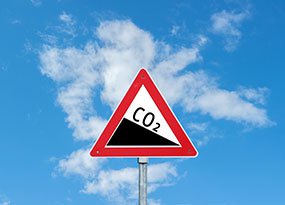 Straßenschild mit sinkender CO2-Kurve